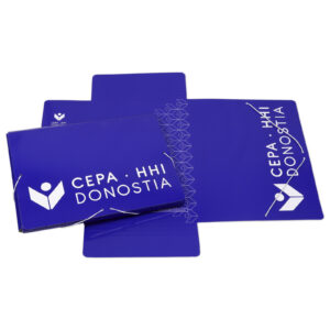 Carpeta de cartulina con solapas y goma